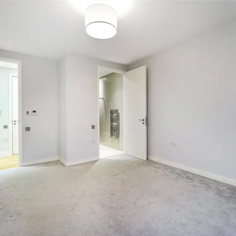 3 bedroom flat in London - Photo 1