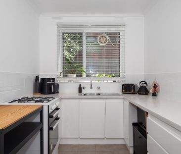 Beautifully Presented Retreat with Large Courtyard - Electricity in... - Photo 4