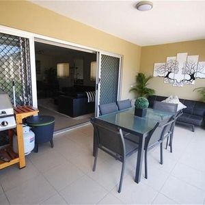 Fully-Furnished 2 bedrooms, 2 bathrooms, 1 car space, 2 balconies, Air Con, Pool, BBQ, Park, Security, Public Transport - Photo 3