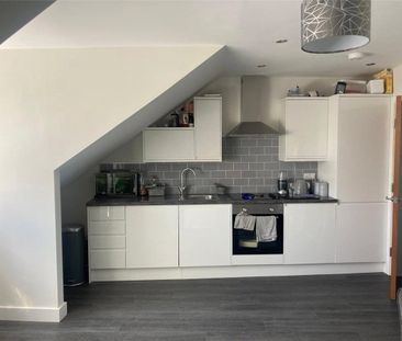 Well-presented top floor one bedroom apartment on Lawrence Street, ... - Photo 5