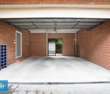 Modern 3 bedroom townhouse. Large, private, sunny courtyard. 3 toil... - Photo 3