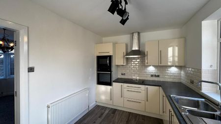 3 bedroom semi-detached house to rent - Photo 2