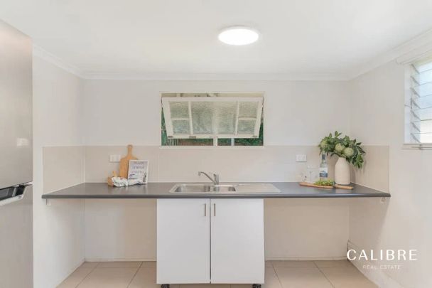 “Spacious Queenslander with Big Backyard and Dual Living Option” - Photo 1