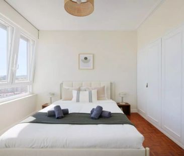 Room in a shared 10-bedroom apartment for rent in Lisbon - Photo 3