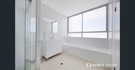 Three large Balconies, T/H style Apartment - Photo 2