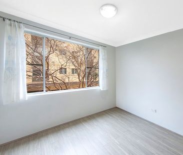 Well Presented Two Bedroom Apartment In Prime Location - Photo 5