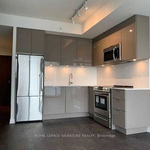 Yonge/Richmond E-Bright Beautiful 1Bdrm+Den 1Bathroom 1Locker - Photo 2