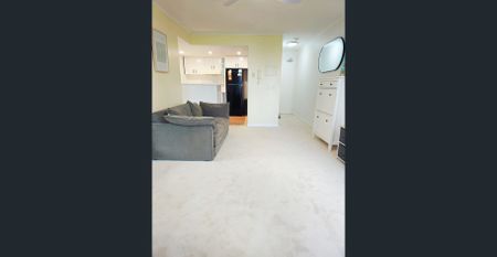 Stylish Beach Apartment in Surfers Paradise - Photo 2