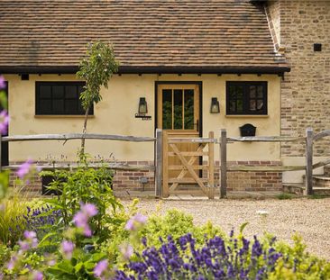 A contemporary barn conversion in the sought-after village of Churt. - Photo 1