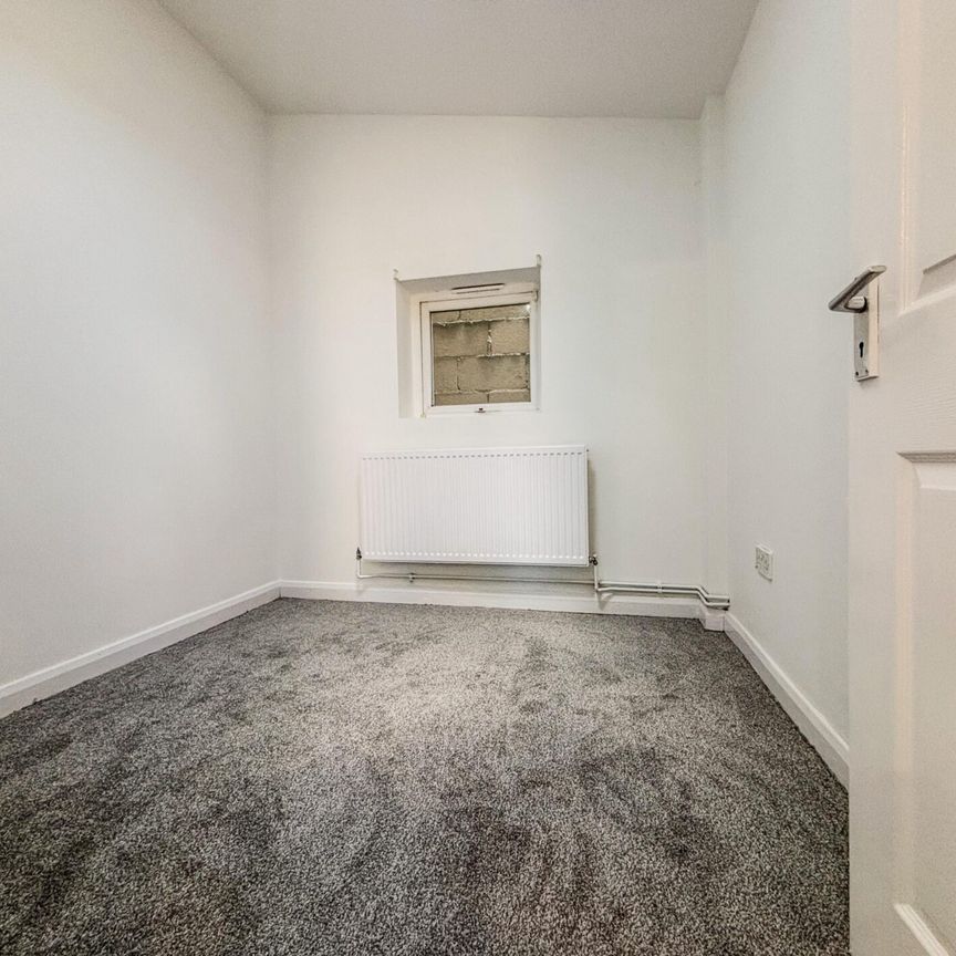 2 Bedroom Flat To Let - HP11 - Photo 1