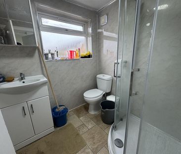 Wimborne Avenue, Hayes - Photo 2