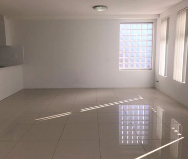 MODERN 2 BEDROOM APARTMENT WITH COURTYARD & LUG - Photo 5