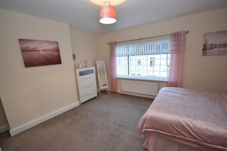 3 bedroom end of terrace house to rent - Photo 2