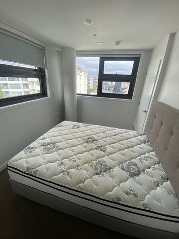 2 Morden Bedroom Apartment on Queen Street - Photo 2