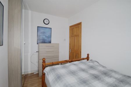3 Bedroom House - Mid Terrace To Let - Photo 4