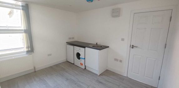 Price £900 pcm - Available 03/11/2025 - Furnished - Photo 2