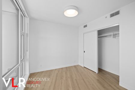Condo in North Vancouver, BC - Photo 5
