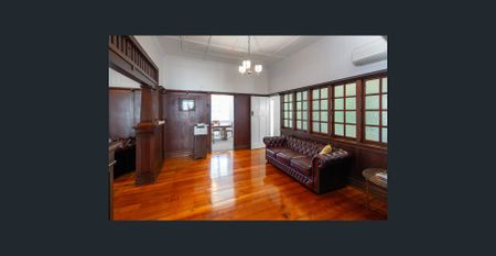 Charming Ascot Home - Photo 3