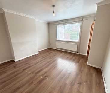 4 bedroom end of terrace house to rent - Photo 2