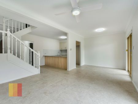 NEWLY RENOVATED 2 BEDROOM TOWNHOUSE - AIR CONDITIONED - Photo 3