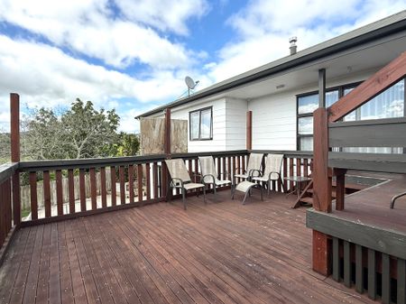 Spacious 3 Bedroom Family Home with Elevated Views Over Waipuna Park - Photo 2