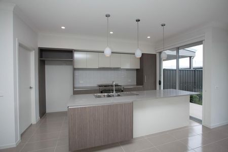 Spacious 4 Bedroom Home in Shell Cove - Photo 3