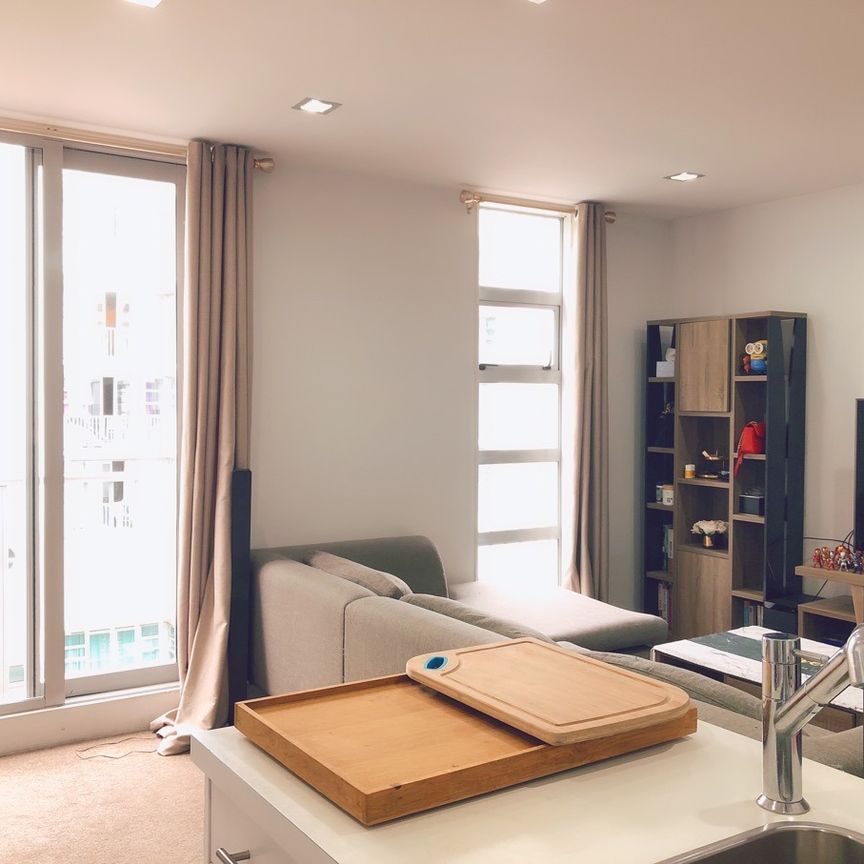 Furnished Penthouse apartment right in the heart of the city! - Photo 1