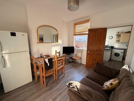 1 bedroom in a house share to rent - Photo 2