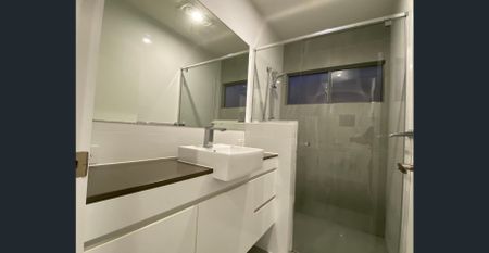 FULLY FURNISHED house within walking distance to Benowa State School, NOT available until 8 Mar 2026 - Photo 4