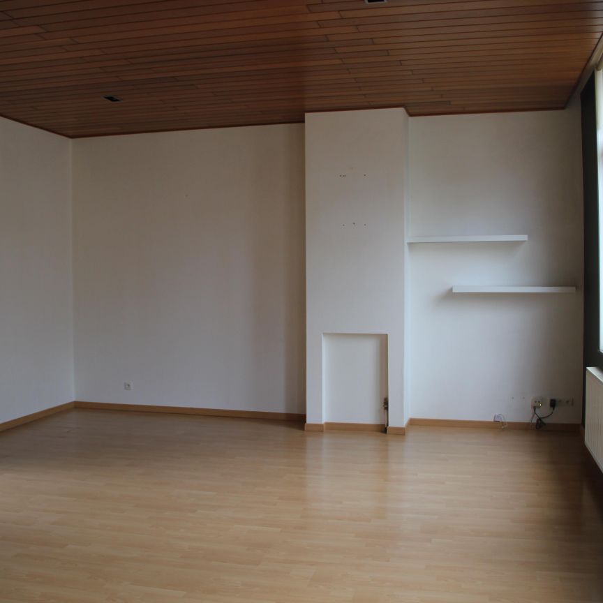 Ruim appartement met twee slaapkamers en terras. - Photo 1