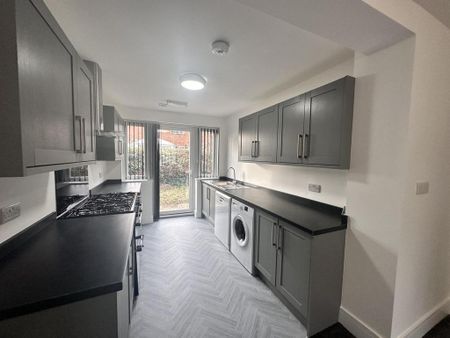 4 bedroom semi-detached house to rent - Photo 4
