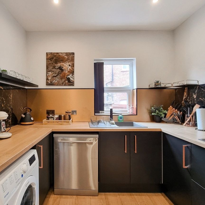 Room in a Shared House, Clarence Road, M13 - Photo 1