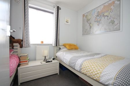 Queendale Court, Woking - Photo 3