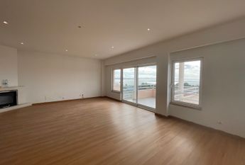 Apartamento T3 com estacionamento e vista de mar em Santo Amaro de Oeiras