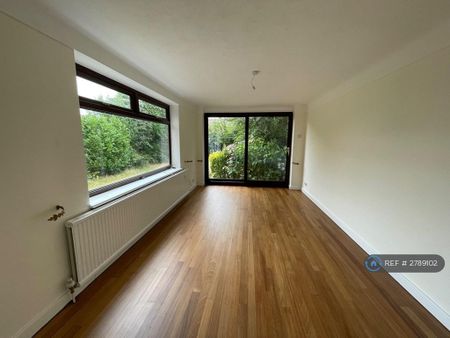 4 bedroom detached house to rent - Photo 2