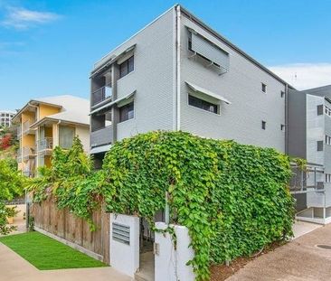 Modern Two-Bedroom Apartment with Balcony in North Ward - Photo 2