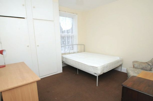 4 Bed Student House on Waterloo Road - SEE VIDEO TOUR - Photo 1