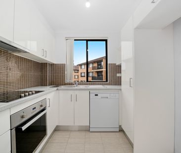 Renovated 2 Bedroom Unit In Security Complex - Photo 3