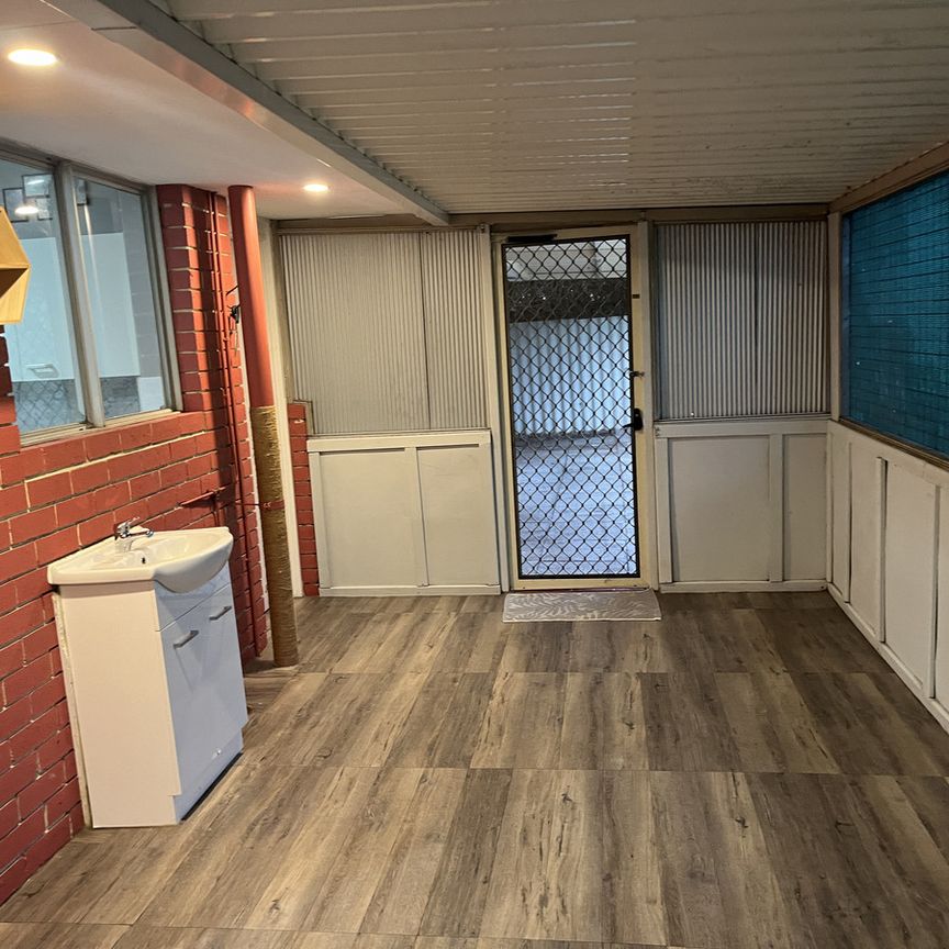 Very Tidy 3x1 with large shed to rear - Photo 1
