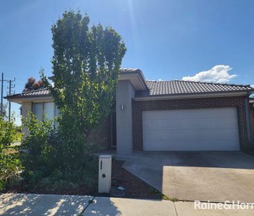 Spacious Family Home Close to Train Station - Photo 3