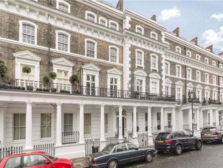 This is a charming one bedroom flat, situated in a period conversion on a very popular garden square in South Kensington. The property also benefits from a roof terrace. - Photo 3