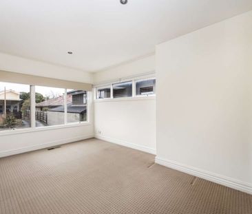 Beautifully presented townhouse has so much to offer - Photo 2