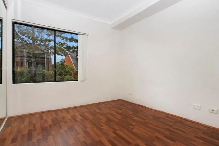 PERFECT LOCATION – 2 BEDROOM APARTMENT WITH AIR CONDITIONING. - Photo 2
