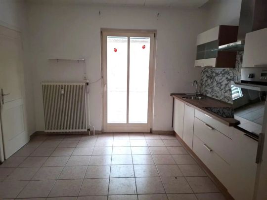 Ruhige 3-Zimmer-Wohnung mit Küchenblock und kleinem Balkon in Thörl zu mieten ! - Photo 1