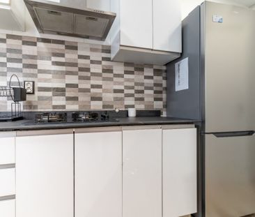 Bright room in Puerta del Angel - Photo 1