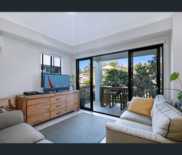 Charming Two-Storey Home in Fitzgibbon - Photo 1