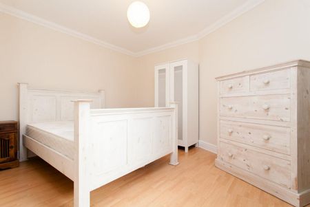 2 bedroom flat in Islington - Photo 3