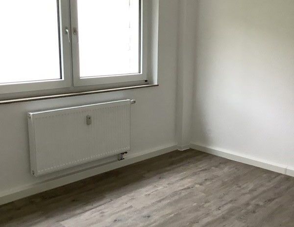 Jetzt schon sichern für Mitte März: Gemütlich aufgeteilte, renovierte 3-Zimmer-Wohnung mit Balkon im 1. OG zu vermieten - Photo 1