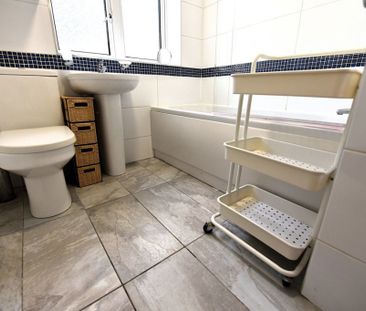 3 bedroom Flat in The Poplars (3 Bed), Leeds - Photo 5