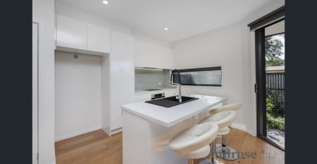 Stylish Eco-Friendly Townhouse - Photo 2